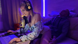 😈🍓The stepson sweetly fucked a wet, insatiable stepmom for interfering in a video game stream
