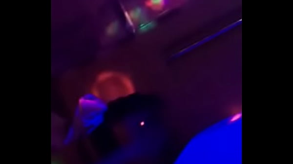 Loira chupando roludo