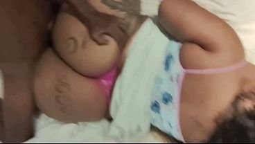 Minha vizinha fica sempre muito gostosa na posição de quatro.
